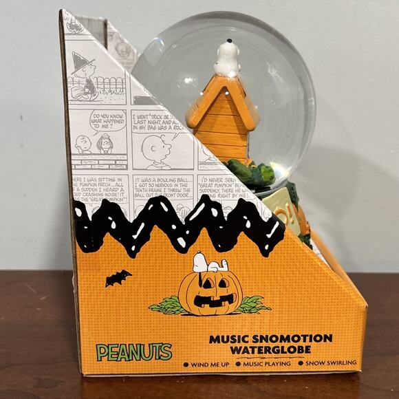 Snoopy Peanuts Halloween Snow Globe BOO Music Snowmotion Wind Up New In Box - Picture 2 of 7
